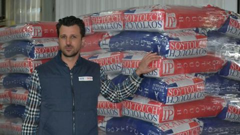 Paul Bousin, directeur des Silos du Touch, souhaite continuer à développer ses ventes vers les pays asiatiques. Les exportations se font en vrac par conteneurs maritimes, en big bags ou en sacs bleu, blanc, rouge, décorés d’une Tour Eiffel. © F. JACQUEMOUD